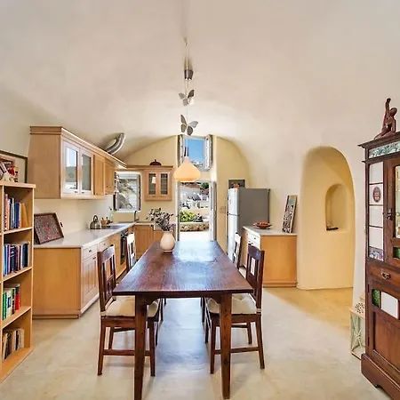 Real Santorini, Cave House Far From The Crowds بيت للعطل