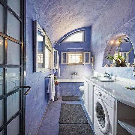 Real Santorini, Cave House Far From The Crowds بيت للعطل ثيرا