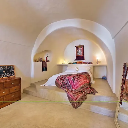 Real Santorini, Cave House Far From The Crowds بيت للعطل *