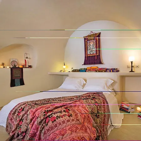 Real Santorini, Cave House Far From The Crowds Hébergement de vacances